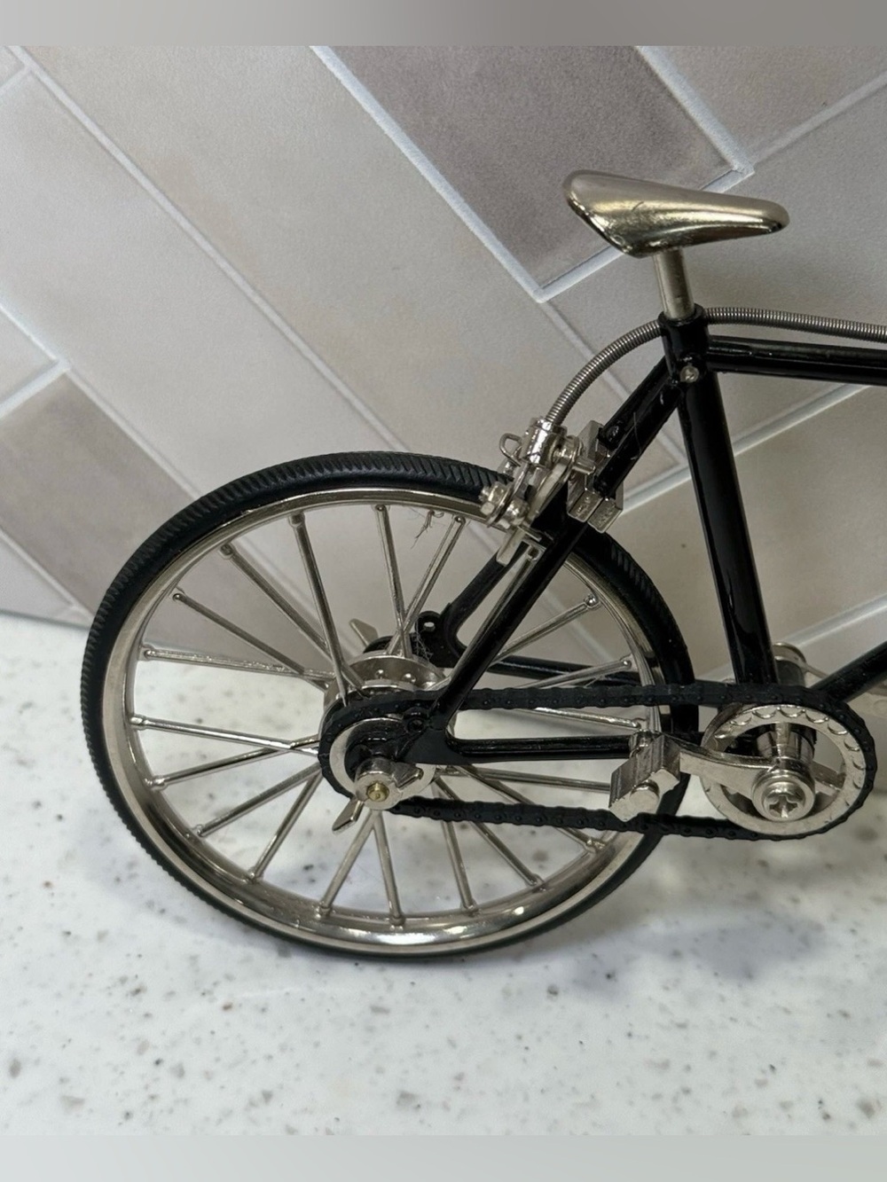 Miniature 7.5" Road Bicycle Model - Working
Parts, Detailed Metal Replica 1:10 - Picture 7 of 12